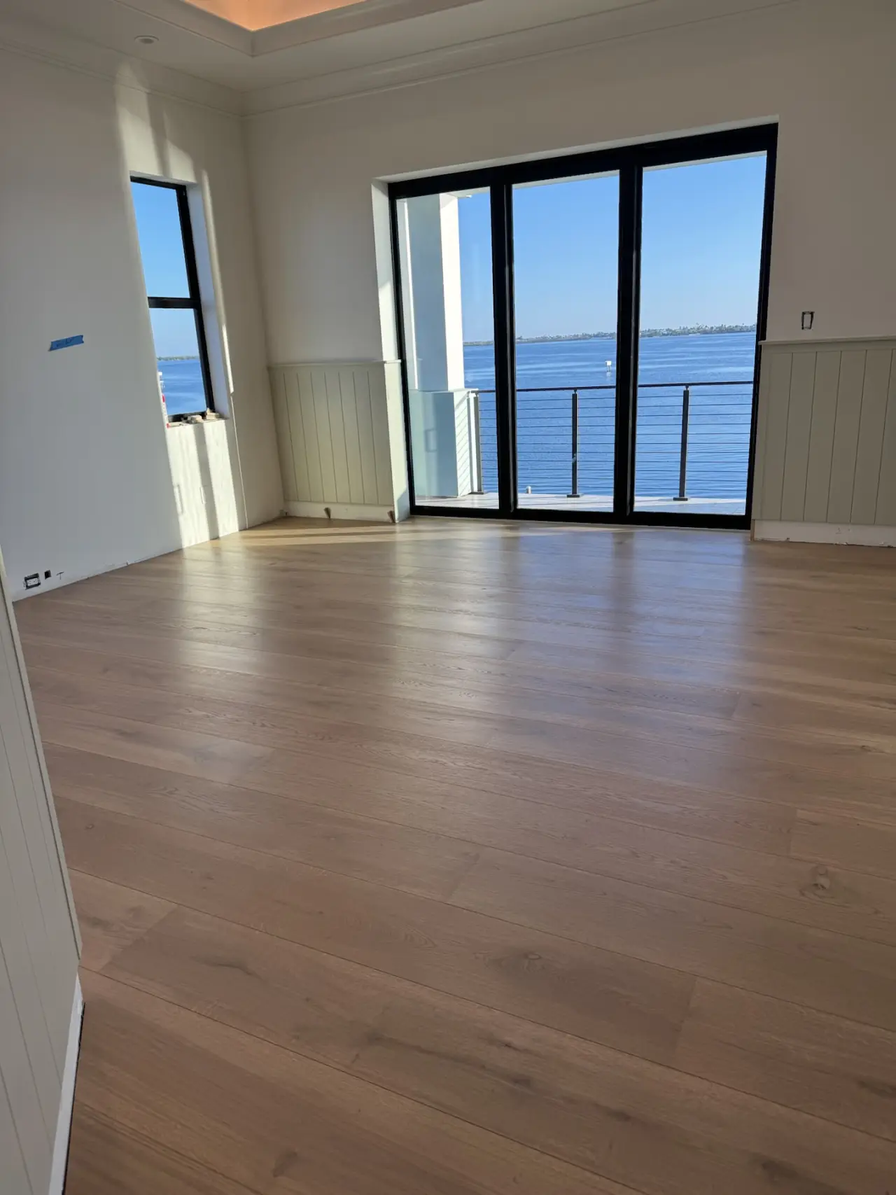 Finish · Spanish white oak, wall to wall.