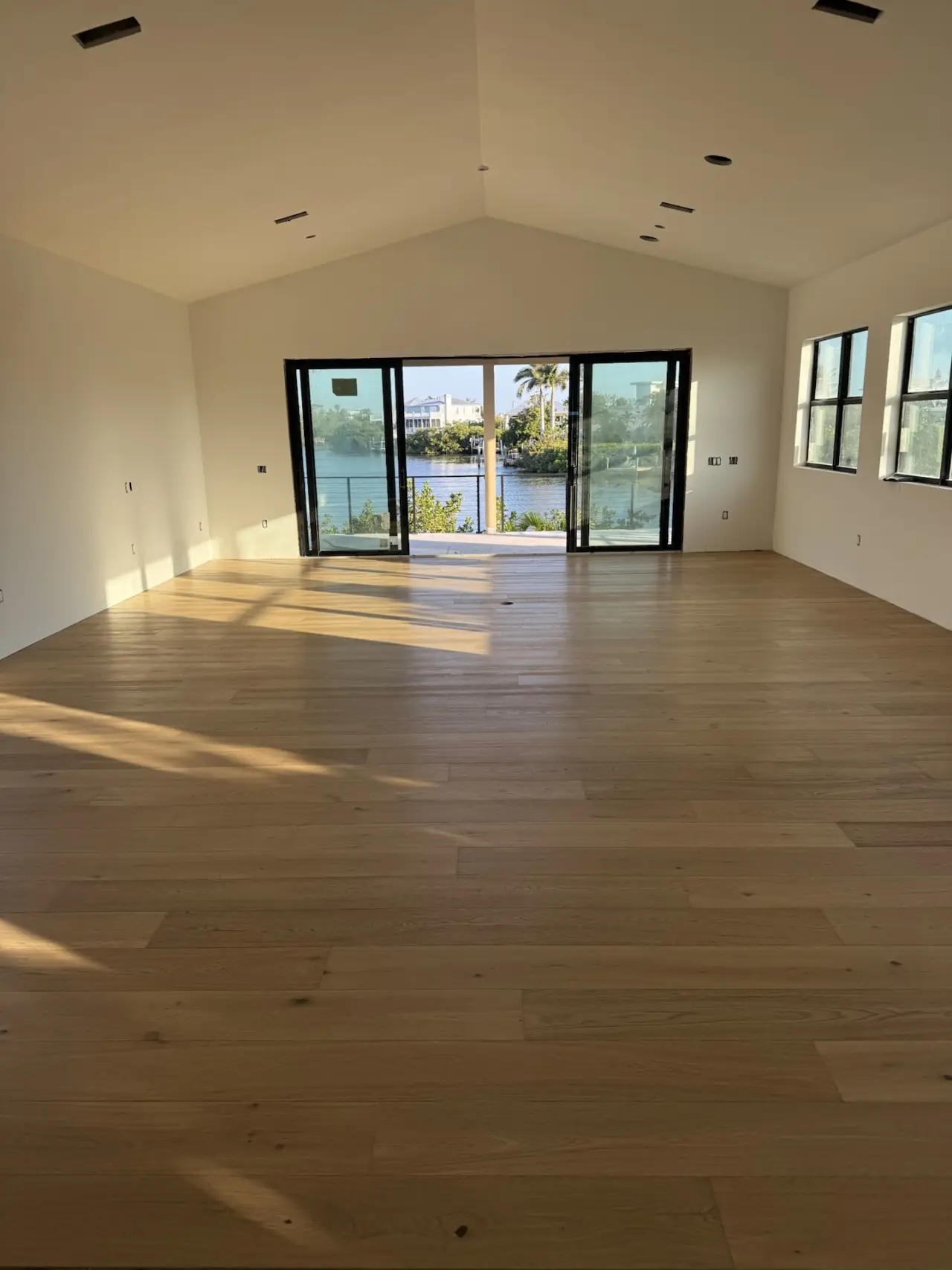 Finish · Spanish white oak, wall to wall.