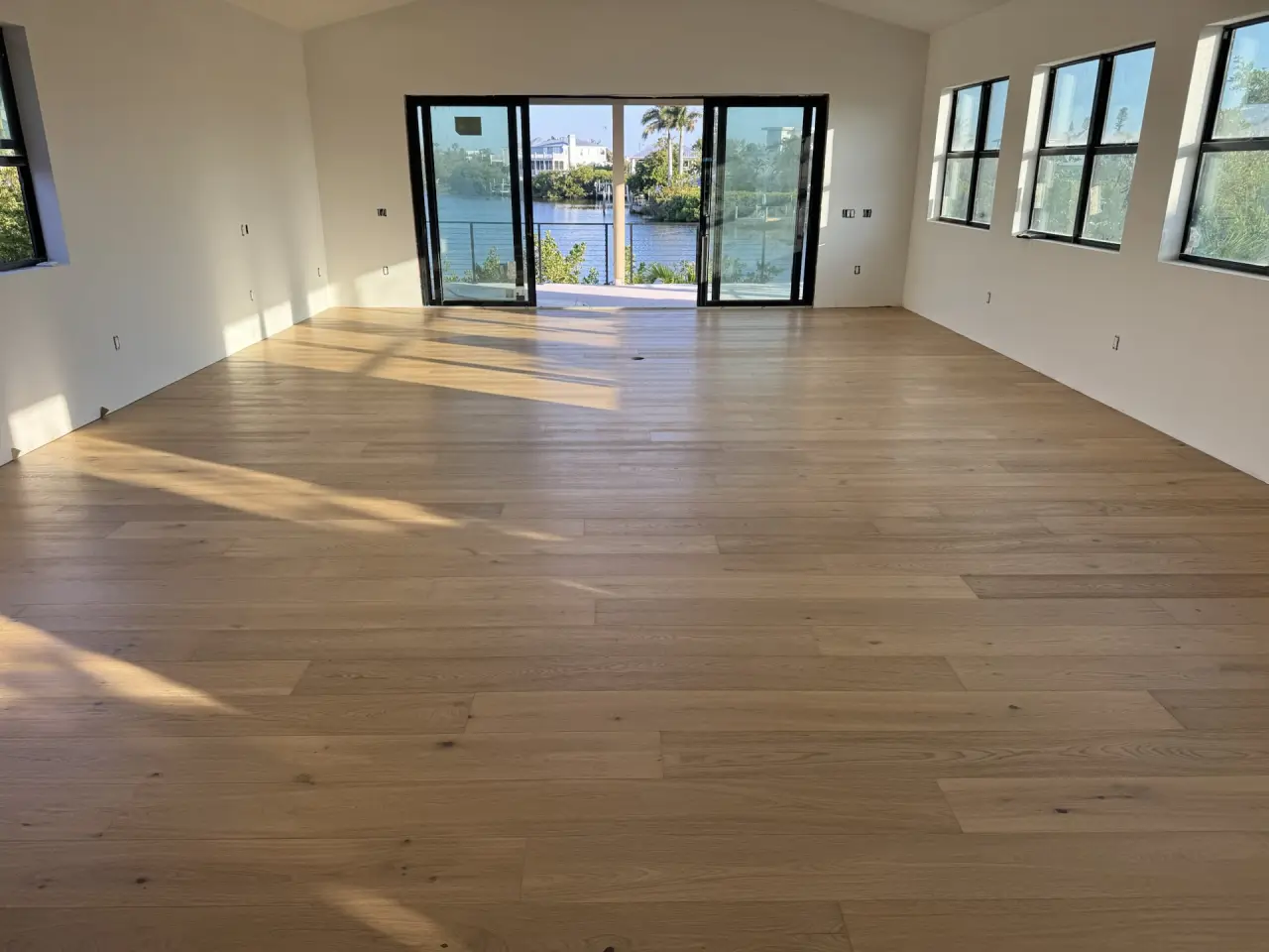 Finish · Spanish white oak, wall to wall.